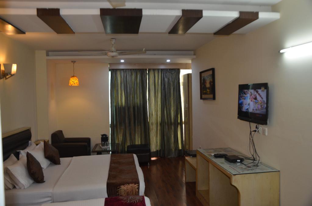 Hotel Milan Deluxe Yeni Delhi Dış mekan fotoğraf