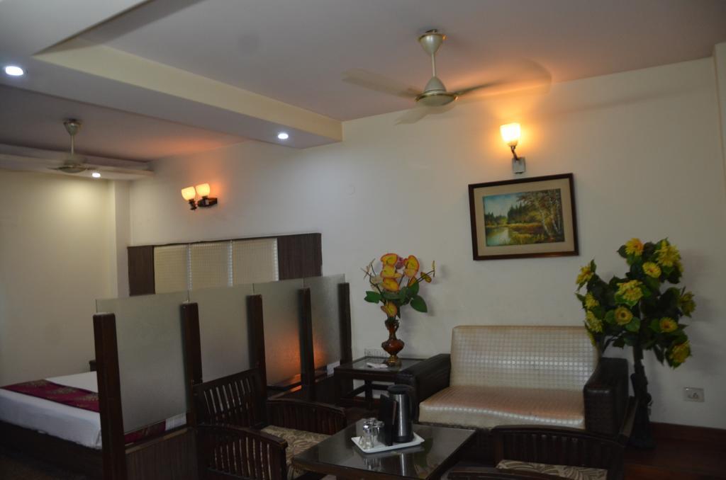 Hotel Milan Deluxe Yeni Delhi Dış mekan fotoğraf