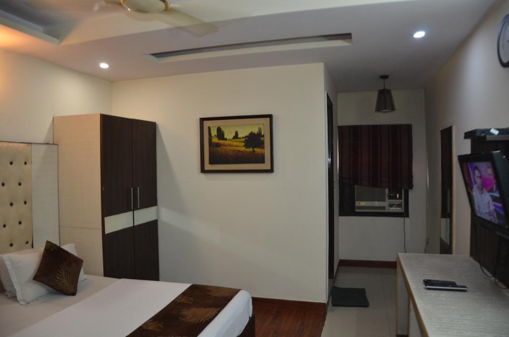 Hotel Milan Deluxe Yeni Delhi Dış mekan fotoğraf