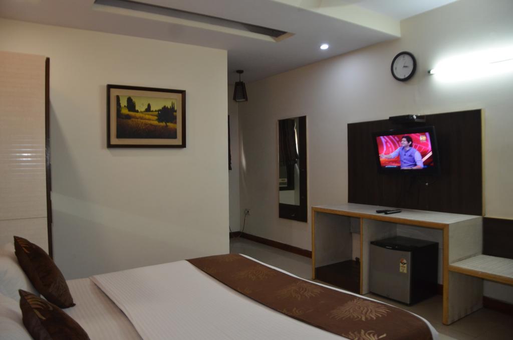 Hotel Milan Deluxe Yeni Delhi Dış mekan fotoğraf