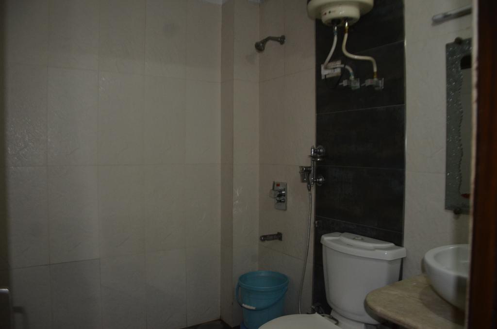 Hotel Milan Deluxe Yeni Delhi Dış mekan fotoğraf