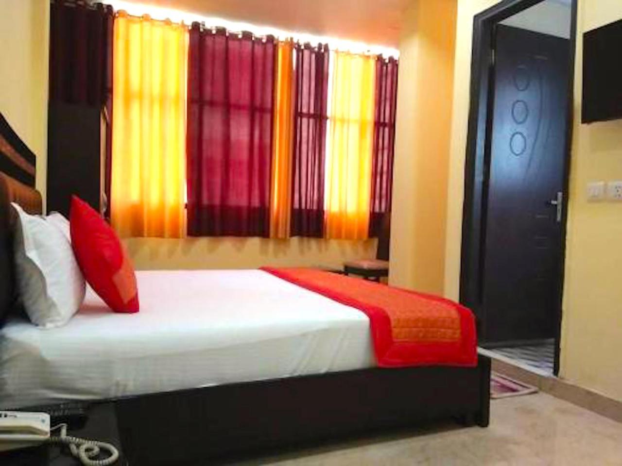 Hotel Milan Deluxe Yeni Delhi Dış mekan fotoğraf