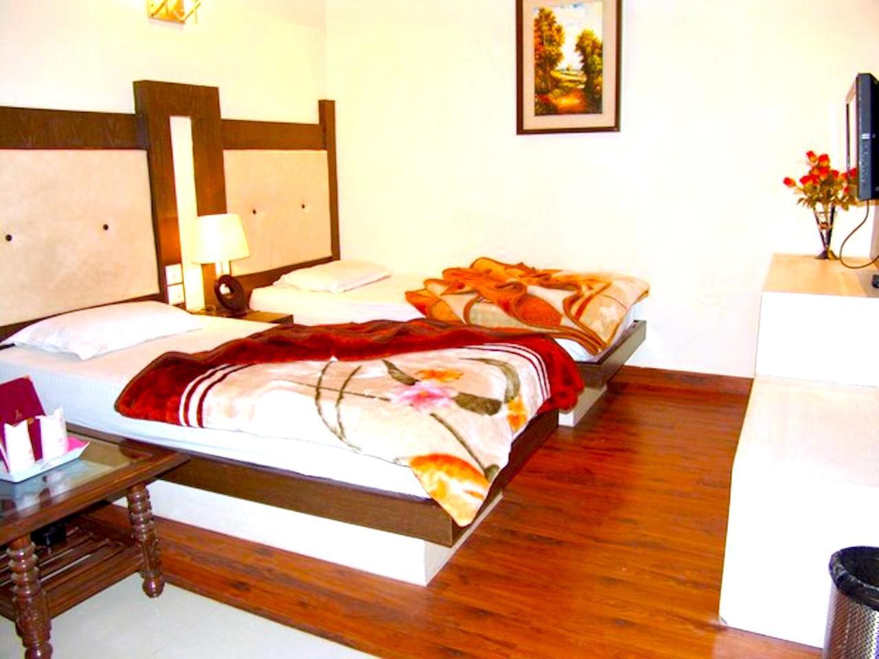 Hotel Milan Deluxe Yeni Delhi Dış mekan fotoğraf