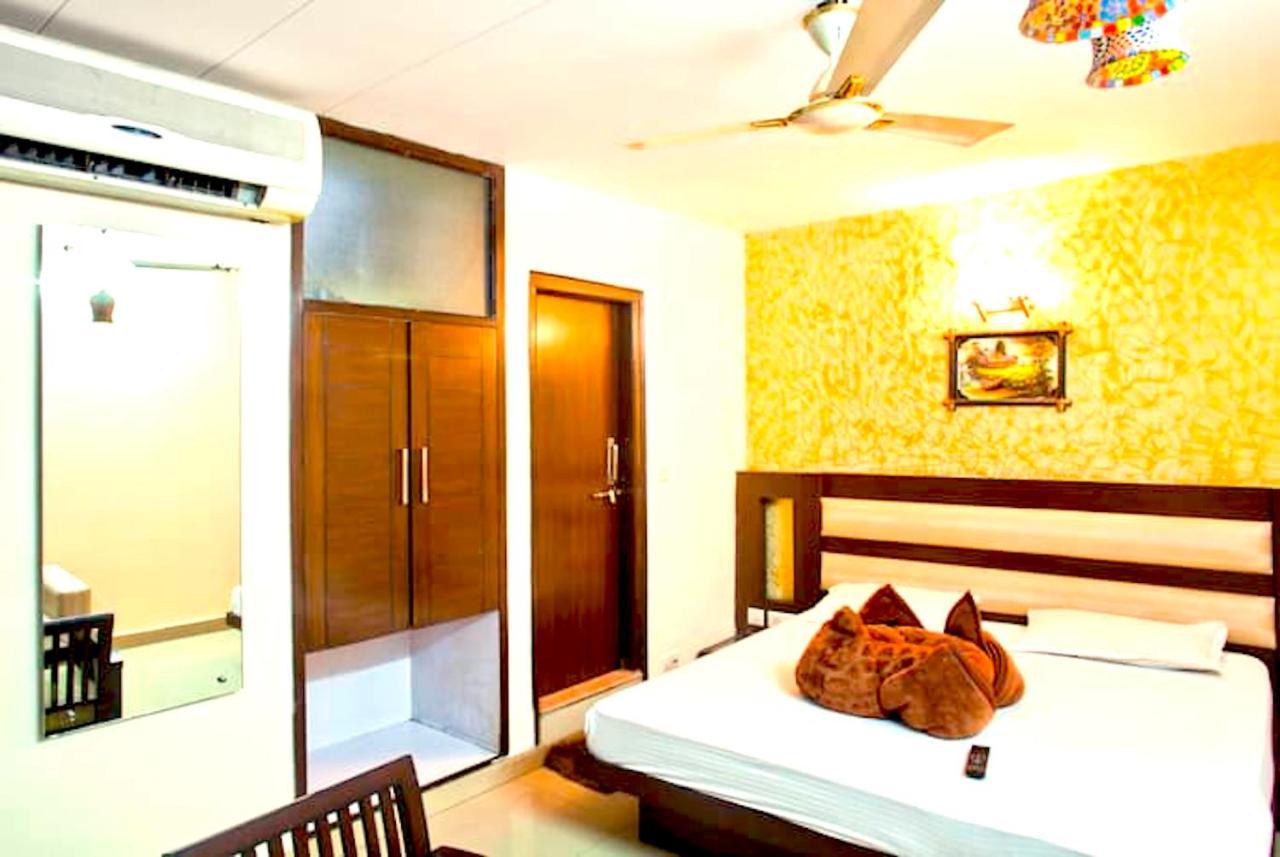 Hotel Milan Deluxe Yeni Delhi Dış mekan fotoğraf